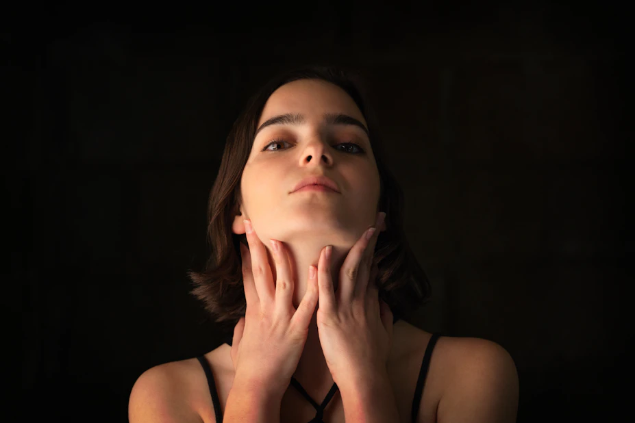 Woman framing her jaw with both hands